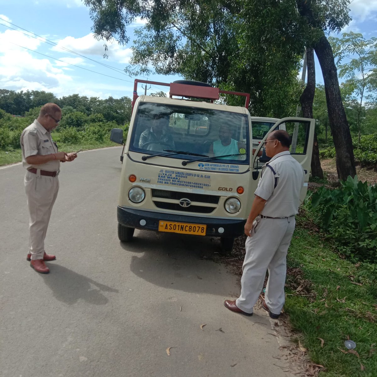DTOHailakandi99's tweet photo. Enforcement drive against various offences on - 23/07/2024
W/O Seatbelt -01
W/O PUCC- 02
W/L DL- 01
W/O HSRP- 01
0thers- 02
@CMOfficeAssam @TransportAssam @Assamroadsafety @keshab_mahanta
@assampolice @gpsinghips #RoadSafety https://t.co/JOVb8ggr7M