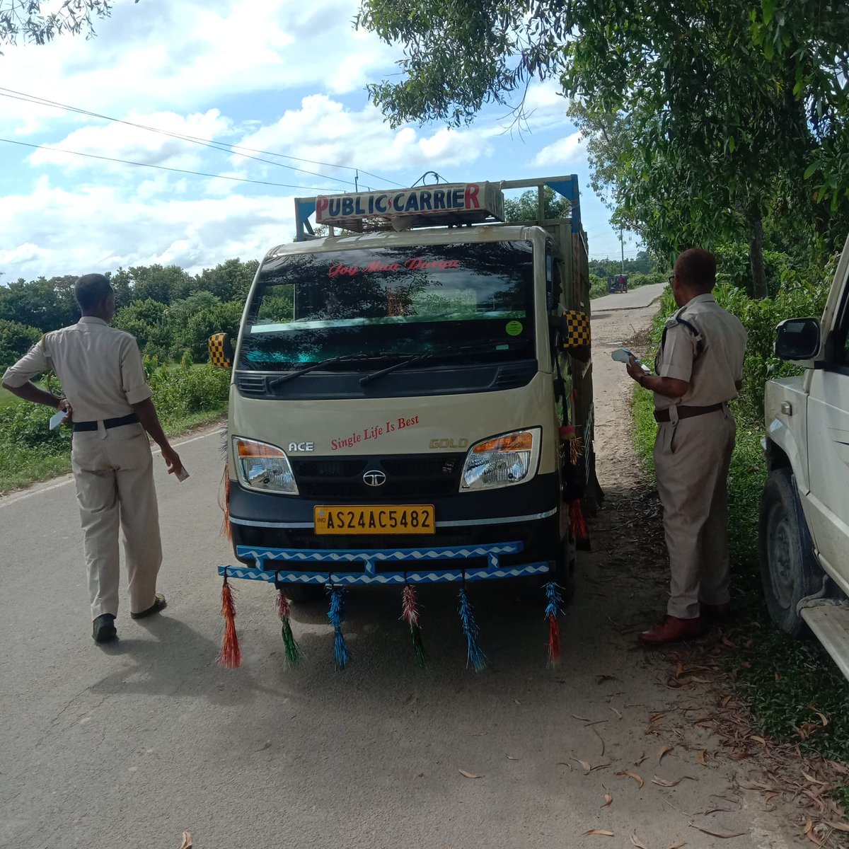 DTOHailakandi99's tweet photo. Enforcement drive against various offences on - 23/07/2024
W/O Seatbelt -01
W/O PUCC- 02
W/L DL- 01
W/O HSRP- 01
0thers- 02
@CMOfficeAssam @TransportAssam @Assamroadsafety @keshab_mahanta
@assampolice @gpsinghips #RoadSafety https://t.co/JOVb8ggr7M