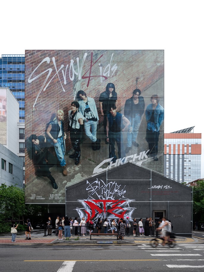 the_FANSSHOP's tweet photo. Stray Kids 'ATE' POP-UP STORE🥠
PHOTO SKETCH

🖤POP-UP STORE 종료 D-8🖤

SNS 이벤트 참여시 증정되는
SKZOO 투명 포토카드와 함께 인증샷을 남겨보세요💫

📅24.07.20 SAT - 24.08.01 THU (KST)
🌐성수 EMPTY

#StrayKids #스트레이키즈
#ATE
#ChkChkBoom
#StrayKidsComeback
#YouMakeStrayKidsStay
#ATE_POPUP #스키즈팝업
#JYPSHOP #집샵