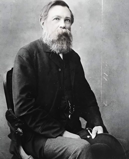 temeldemirer's tweet photo. "Bu dünyanın tanrısı paradır; burjuvazi proletaryanın parasını alır ve onu pratikte bir ateist yapar" (#FriedrichEngels, İngiltere’de Emekçi Sınıfın Durumu, Sol Yay)

#Engels200
#Engels
#EngelsWeek
#ManifestoOkuyoruz
#RedBooksDay2024
#KomünistManifesto
#KomünistManifesto176 https://t.co/znlLZ5h8In