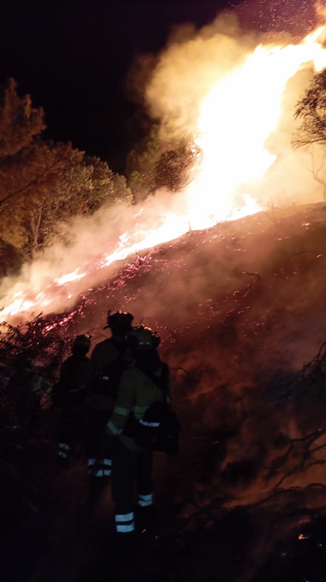 🔴ACTUALIZACIÓN | #IFCasares [ACTIVO]. Los trabajos de la noche se han concentrado en contener y perimetrar el incendio. En estos momentos, su perímetro está completamente cerrado y estabilizado en torno al 80%, en su interior apenas se registran zonas con algún punto caliente...