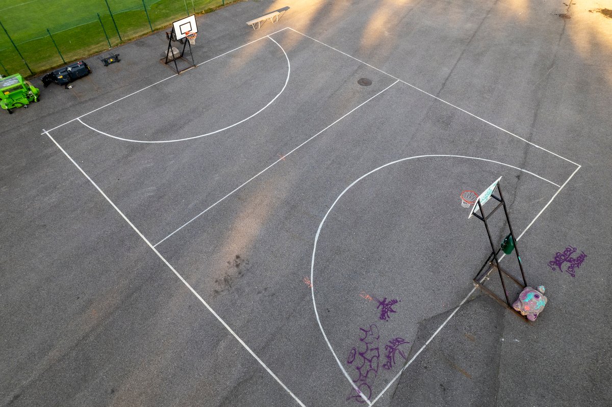 HelsinkiKymp's tweet photo. Käsi pystyyn virheen merkiksi! Avasimme Haagan suljetut koripallokorit 🏀

Yöaikaisen melun hillitsemiseksi pelaamista suositellaan klo 7–22 välisenä aikana ja kaupungin kentille lisätään kylttejä, joissa ohjeistetaan kellonajoista.

👉 https://t.co/M0W4lEAAmG

📸 Jani Karlsson https://t.co/f7mNFXJD6a