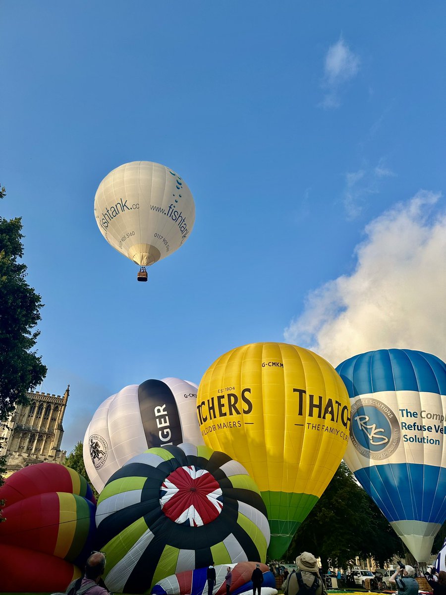 Wakey wakey #Bristol.. boy have we got a little surprise with you. The sun is out, winds are low and we are raising the curtain on the 46 Bristol International Balloon Fiesta with 18 balloons flying from College Green THIS MORNING! They’re heading North East so 👀 to the skies