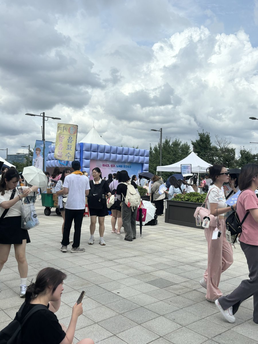 ppocing's tweet photo. 모구모구 오른쪽 벤치에 요 부채 들고 앉아있습니다 4시 반까지 현장수령 진행합니다! https://t.co/Rjc2EhVdr3