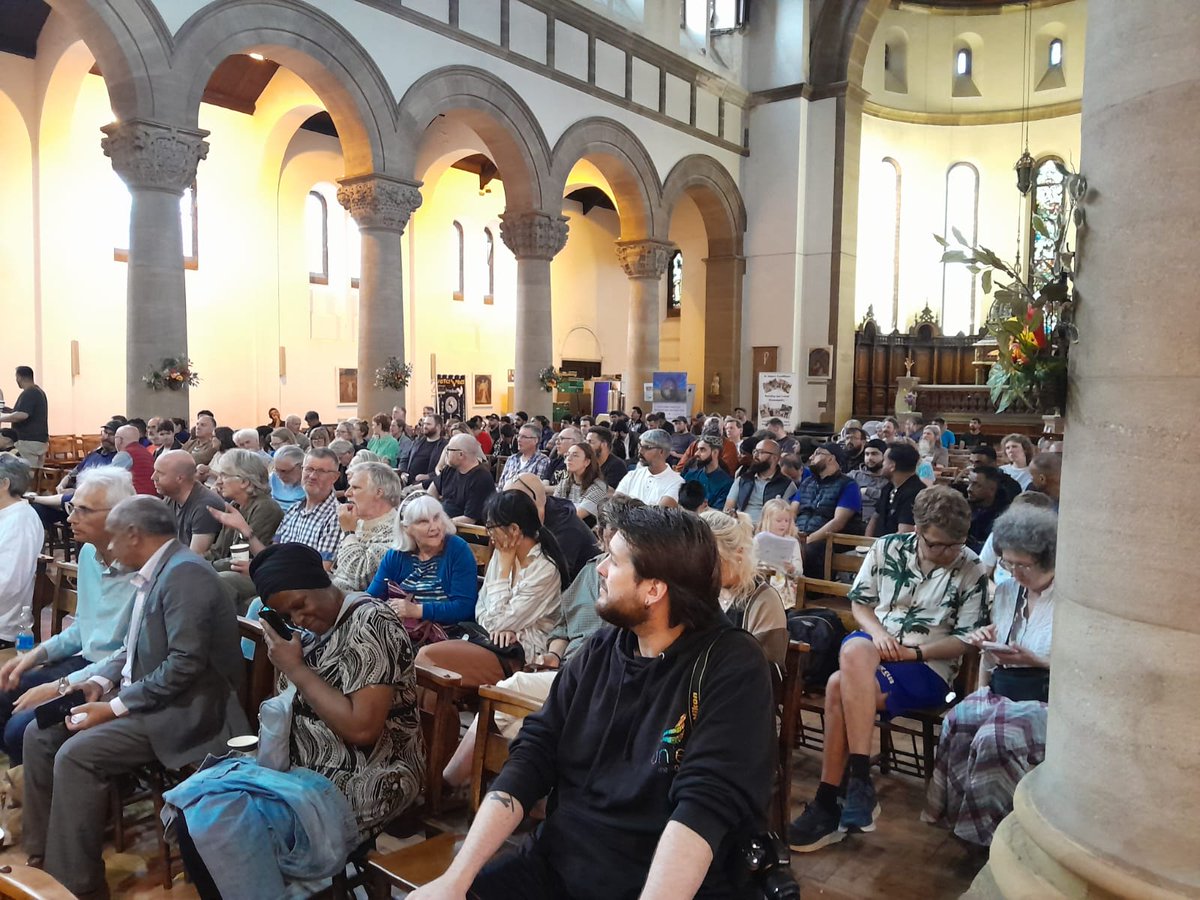 Last night I joined <a href="/MothinAli/">Mothin Ali</a> @natalieb &amp;  <a href="/edleeds/">Ed Carlisle</a> to listen to residents of Harehills about their lives, their concerns &amp; their hopes.

Too many national politicians have freely given their opinions without listening to the community.

It was a great event in an amazing venue.