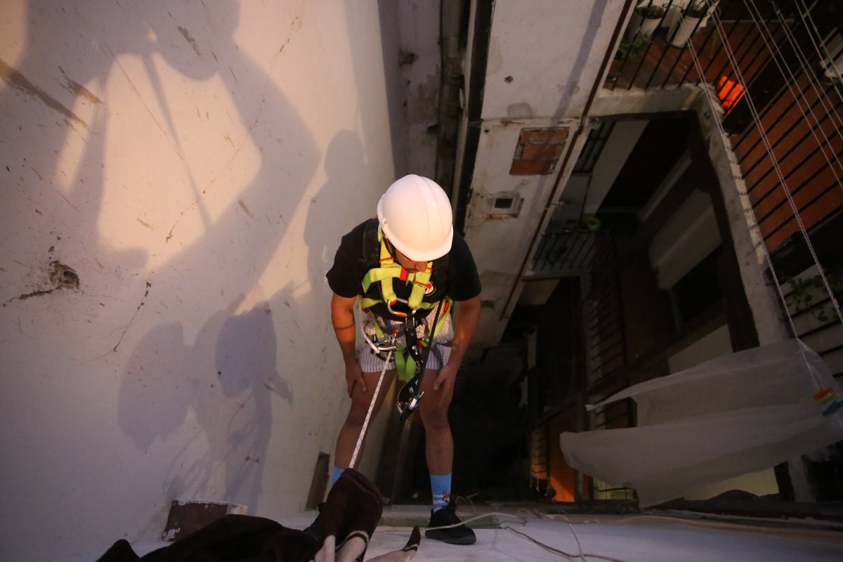 InquilinatoMad's tweet photo. 🔴 ALERTA 🔴

‼️ Si la @policia entra por la fuerza a casa de #ZohraSeQueda, un activista CAERÁ AL VACÍO desde una altura de 12m 🧗‍♂️

Toda la RESPONSABILIDAD recae en el juez Roberto Fernández, en la @DGobiernoMadrid y en el Gobierno en su conjunto.

Nos va la vida en ello. https://t.co/oUQTl8VnvI