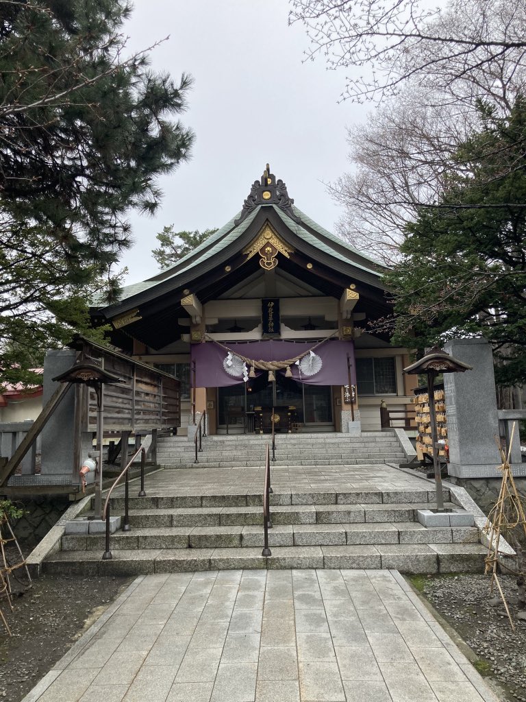 kitano_omairi's tweet photo. 【 彌彦神社 / 札幌市 】

仕事でバタバタとしてまして
久しぶりのポスト😅

正式には伊夜日子神社と書く
らしいのですが、初参拝の神社

一粒万倍日でもあったこの日
社務所内にも綺麗な飾り付けが
されていましたよ🫱

＃北海道の御朱印
＃彌彦神社 https://t.co/hw153BEIxx