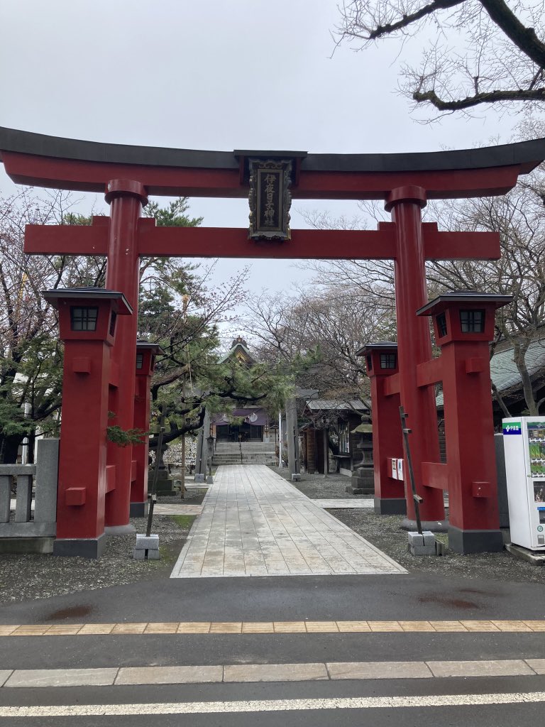 kitano_omairi's tweet photo. 【 彌彦神社 / 札幌市 】

仕事でバタバタとしてまして
久しぶりのポスト😅

正式には伊夜日子神社と書く
らしいのですが、初参拝の神社

一粒万倍日でもあったこの日
社務所内にも綺麗な飾り付けが
されていましたよ🫱

＃北海道の御朱印
＃彌彦神社 https://t.co/hw153BEIxx