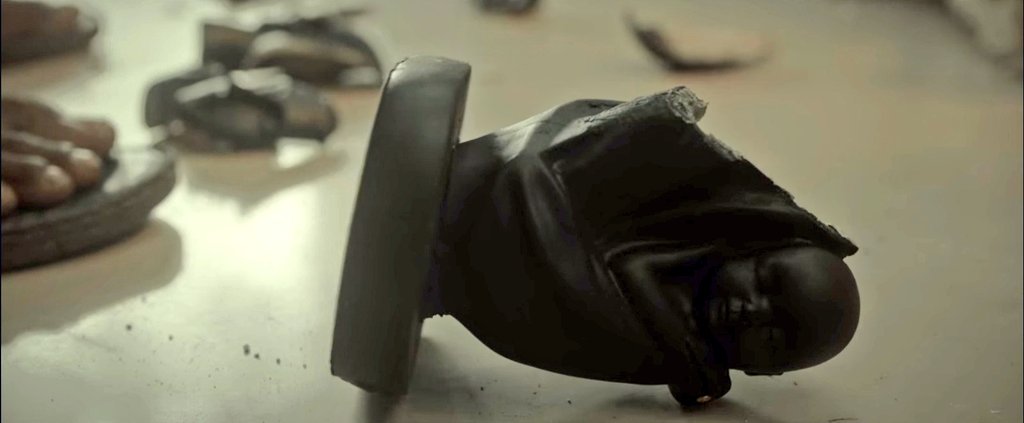 NeecheSeTopper's tweet photo. towards end, film revists that scene. this time, story has revealed that maharaja's daughter also died with her mother. so now that decorative falling off maharaja's hands is shown completely, now the child part (which was initially shown unbroken) breaks too. brilliant cinema! + https://t.co/UlUiaDu0qt