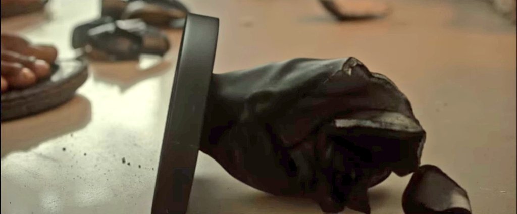 NeecheSeTopper's tweet photo. towards end, film revists that scene. this time, story has revealed that maharaja's daughter also died with her mother. so now that decorative falling off maharaja's hands is shown completely, now the child part (which was initially shown unbroken) breaks too. brilliant cinema! + https://t.co/UlUiaDu0qt