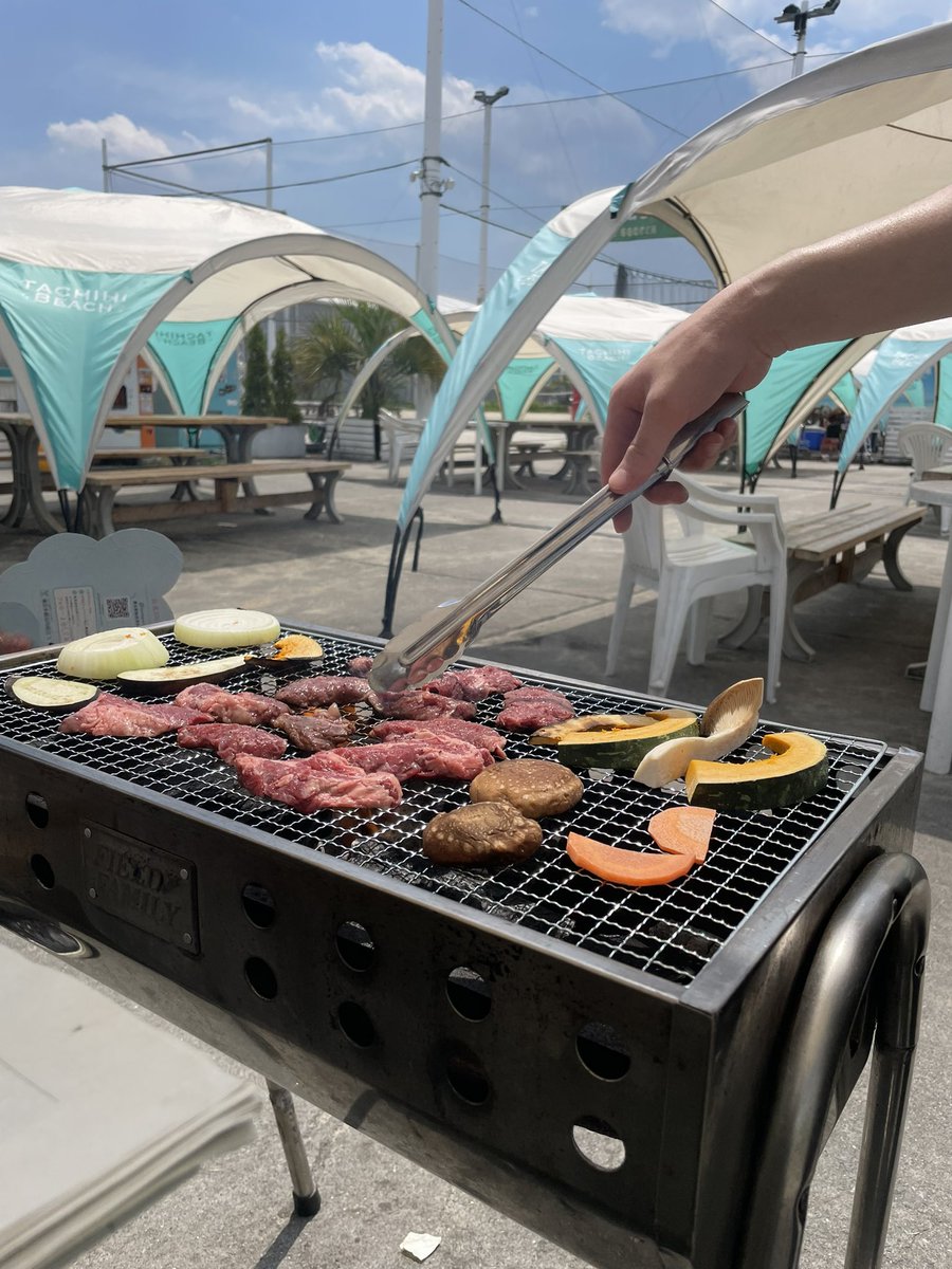 focusonbuzz's tweet photo. せっかくのBBQが、、、、😭😭
でもすぐ止んで良かった！
 #タチヒビーチ  #BBQ https://t.co/jaaJPBQa5T