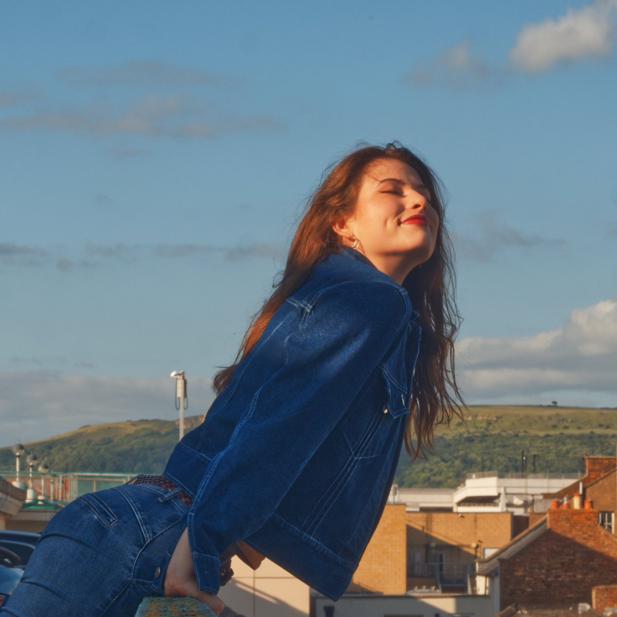 Hi everyone! its that time again! the sun is shining and everyone is driving with their roofs down.
#NewSong coming soon :)

photo by:@isaacheeksmusic