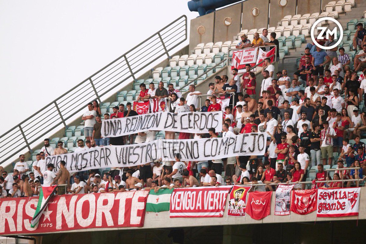 Biris norte con su pancarta y mensaje:  “una reunión de cerdos para mostrar vuestro eterno complejo”.

Sporting CP-Sevilla FC.
#Ultras

📸<a href="/ZonaMixta__/">Zona Mixta</a>