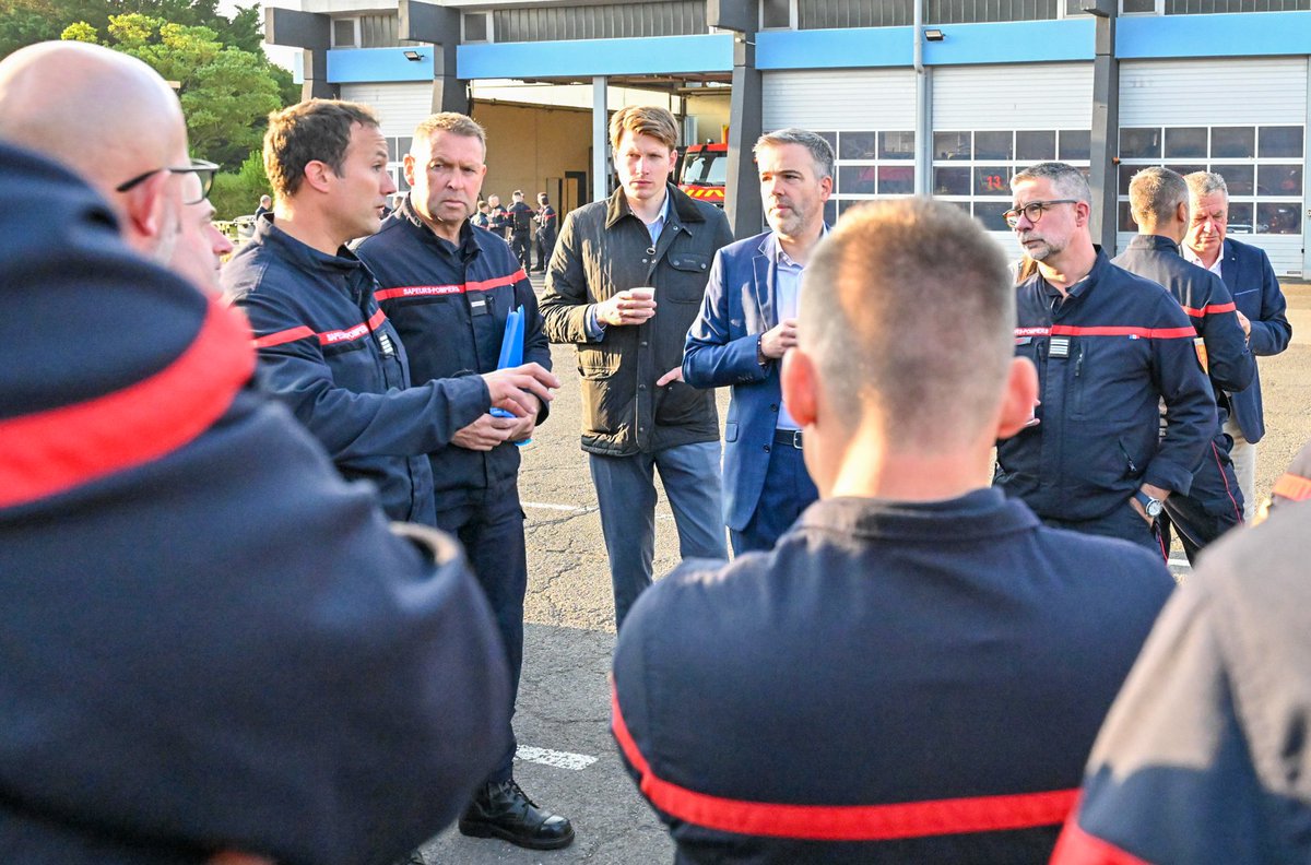 Prefet14's tweet photo. #alinterieurdesjeux 🚒 Nos sapeurs-pompiers du #Calvados ont pris la route des #JeuxOlympiques qui débutent dans 2 jours !

Ils seront mobilisés sur des missions de secours aux abords des sites des compétitions.

Le Préfet est allé les saluer et leur souhaiter bon courage pour leur participation au plus grand événement jamais organisé en France.

Bonne route !

#JOParis2024