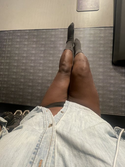 I came to the gym but I&rsquo;m literally just laying here https://t.co/VQLcrwt977