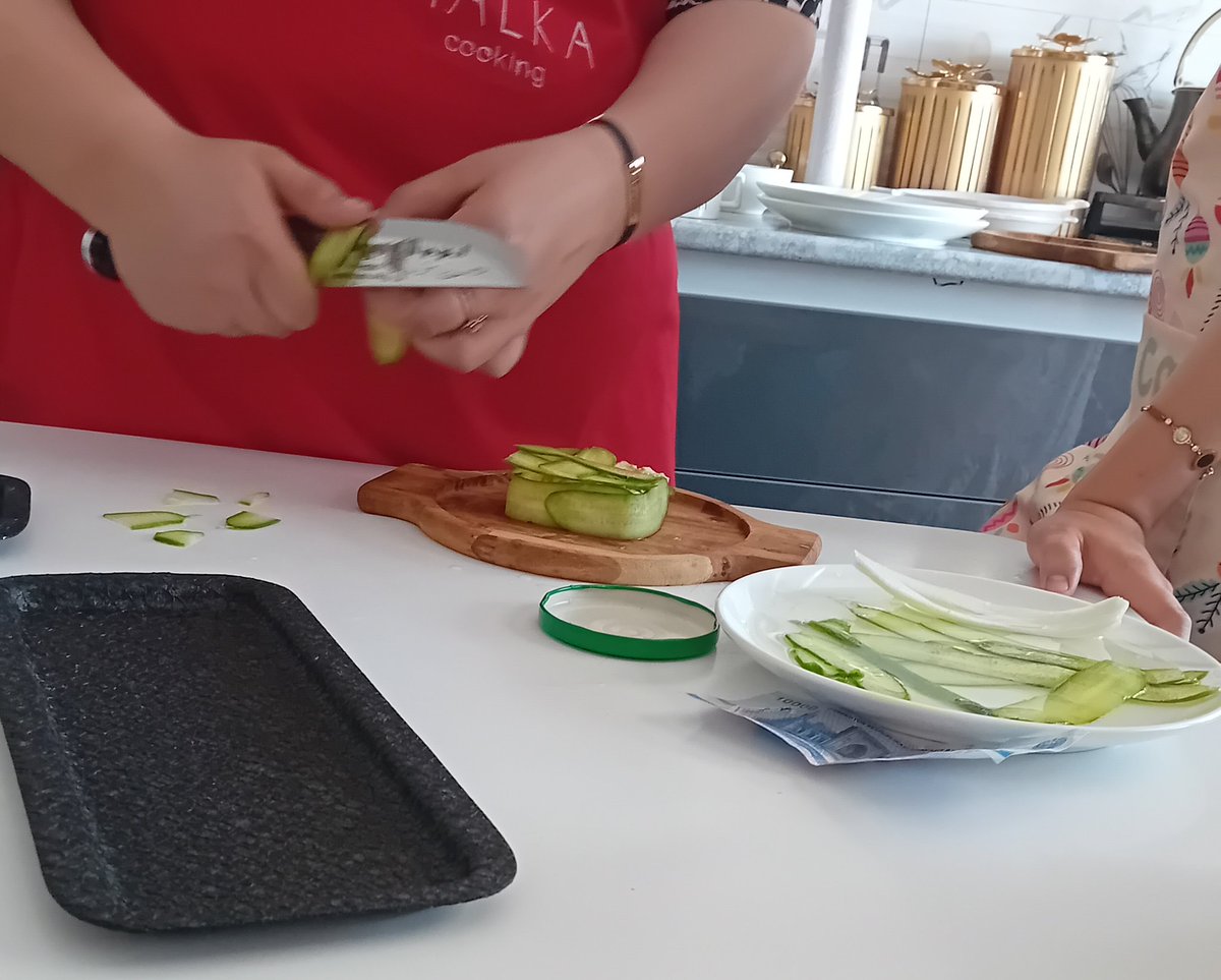 Uydagilar shu dekorni tushunishmeydi, tayyor bo'lsa yeyishsa bo'ldi,  nu manga binnimalar qilish yoqyapti. Balki erga tegsam ular tushunib qolar🤔