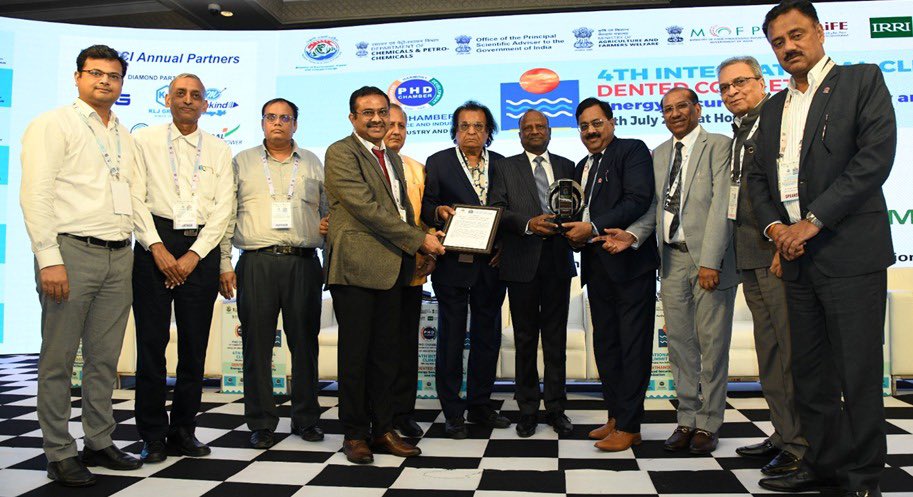 RndIndianoil's tweet photo. Honored to receive the “Green Award” at the International Climate Summit 2024! Kudos to Mr. Alok Sharma (Director, R&D) and our team for innovations in bio-methanation, 2G ethanol, green hydrogen, fuel cell vehicles, and CO2 capture.
#IndianOil #GreenAward #Sustainability https://t.co/b4E4bwsbu8