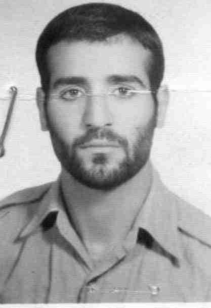 شهید سید مصطفی دریاباری
یکم فروردین ۱۳۳۸، در تهران چشم به جهان گشود. تا پایان سوم راهنمایی درس خواند. ازدواج کرد و صاحب یک پسر شد. به عنوان بسیجی درجبهه حضوریافت.نهم اسفند۱۳۶۲،درجفیربراثراصابت ترکش خمپاره شهیدشد
#کنگره_ملی_شهدای_استان_تهران
#شهدای_فیروزکوه