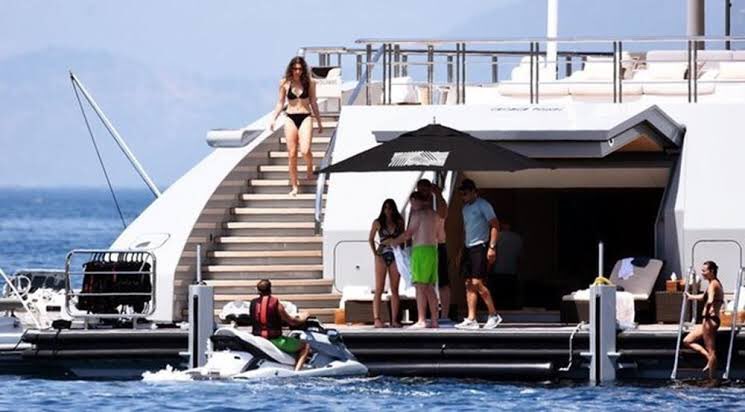 Dünyanın en yoksul 50 ülkesinden 32’si Müslüman, Söz konusu 32 ülkenin başkanları ise, dünyanın en zengin 500 kişisi arasında. 

Şimdi bu çelişkiyi açıklayacak biri var mı...?!