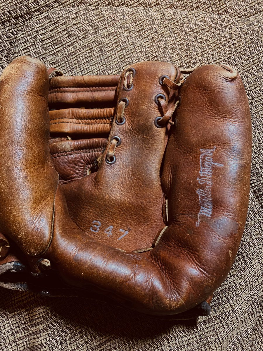 ElSlider's tweet image. Chulada de guante de los años 40 de tres dedos. Marca Palomares de manufactura mexicana 🇲🇽

Y lo mejor: es una versión con la firma impresa Martín Dihigo 🇨🇺, a quien la marca patrocinaba ya desde entonces.