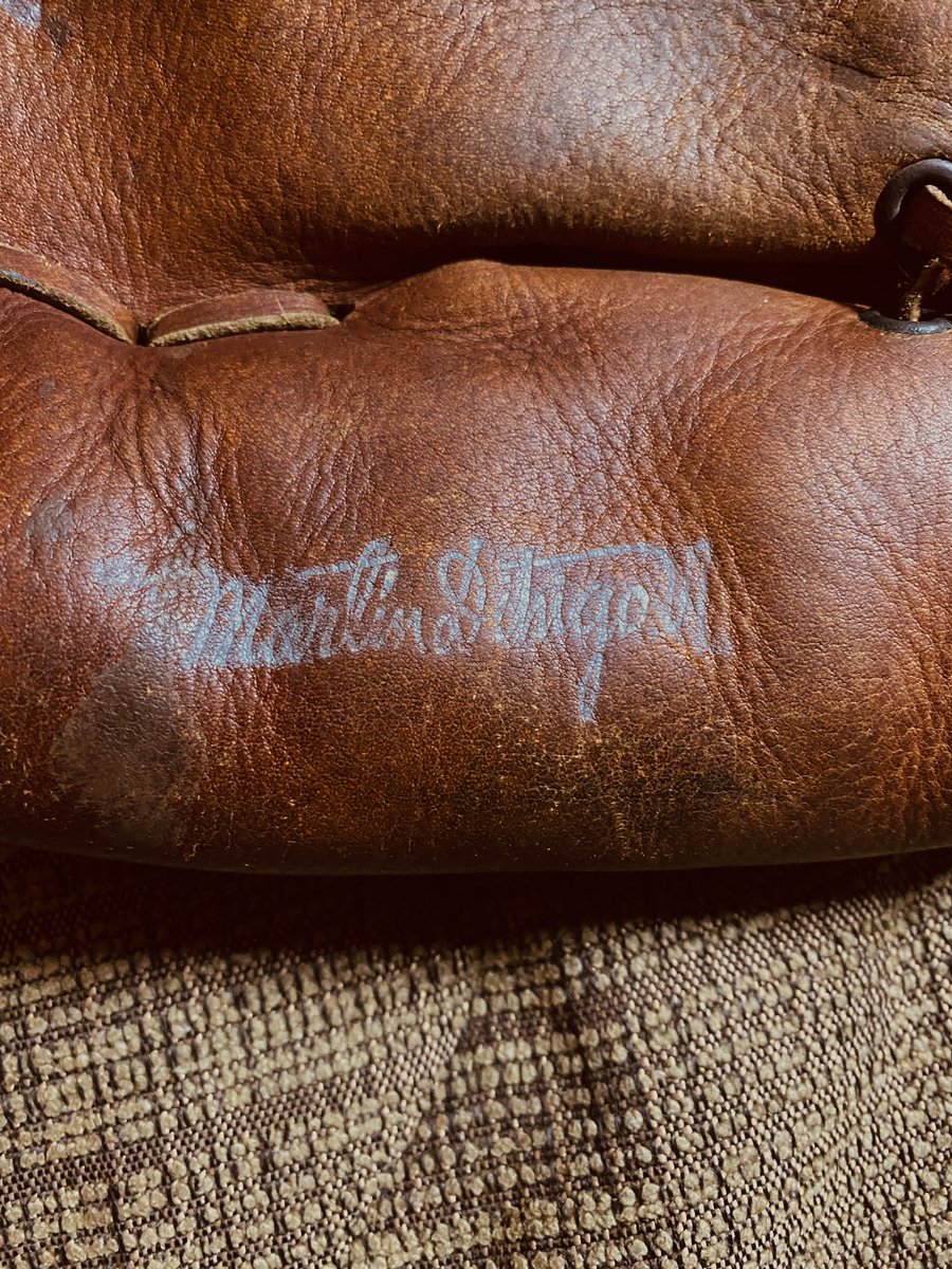 ElSlider's tweet image. Chulada de guante de los años 40 de tres dedos. Marca Palomares de manufactura mexicana 🇲🇽

Y lo mejor: es una versión con la firma impresa Martín Dihigo 🇨🇺, a quien la marca patrocinaba ya desde entonces.