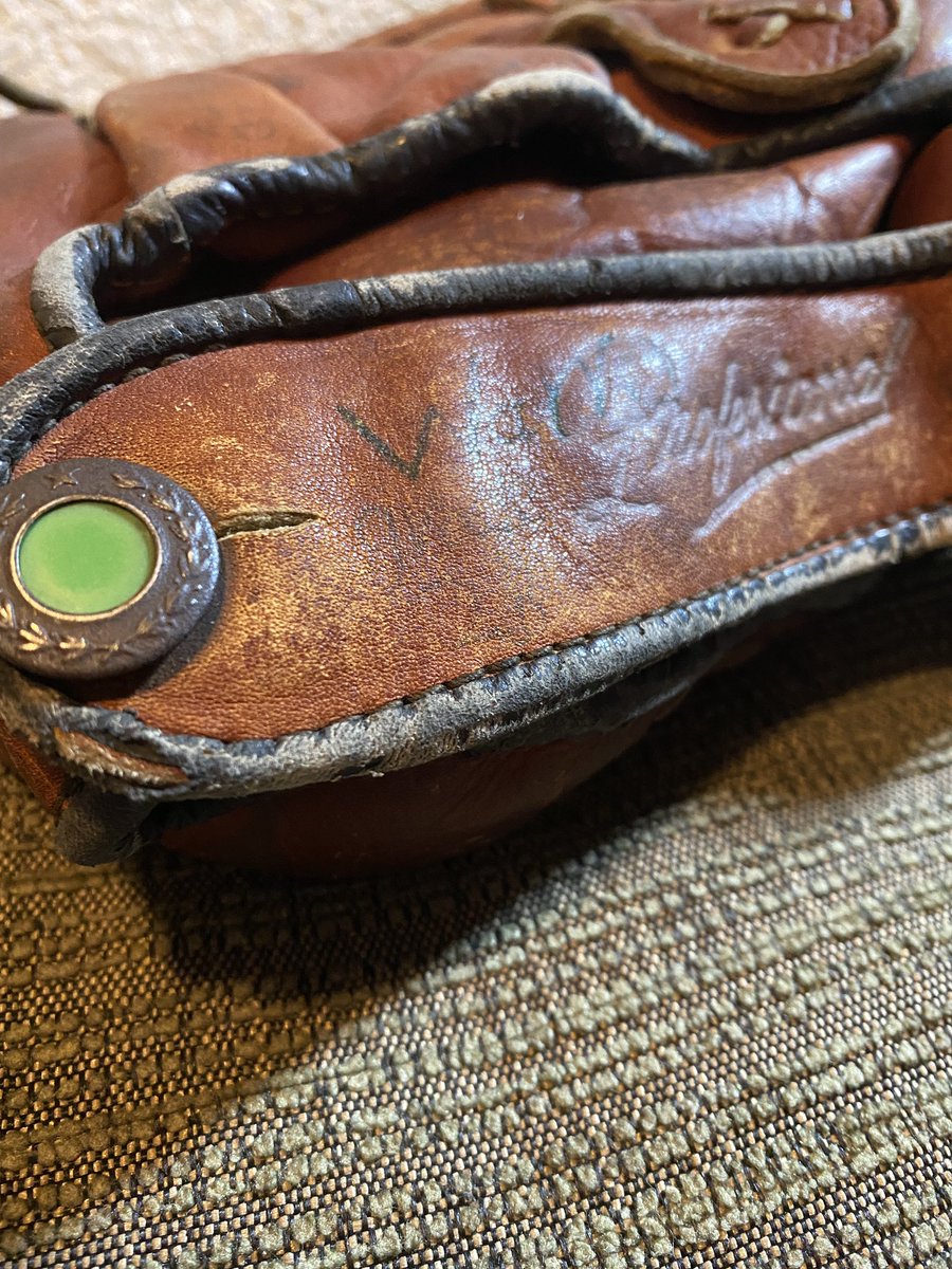 ElSlider's tweet image. Chulada de guante de los años 40 de tres dedos. Marca Palomares de manufactura mexicana 🇲🇽

Y lo mejor: es una versión con la firma impresa Martín Dihigo 🇨🇺, a quien la marca patrocinaba ya desde entonces.