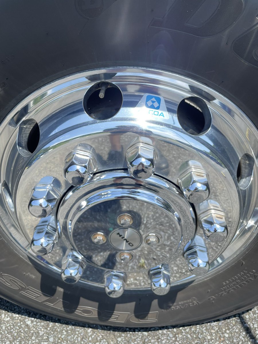 s3d8ab's tweet image. 金曜日の準備で洗車とワックスがけ🚎
さすがに自分のバスは年中掃除してるだけあって、ホイールも磨かなくてもこれだけピカピカだぜ😉✨
ちょっと白くなってきたから来週また磨きますw

#日野
#セレガ
#12m
#アルコア
#洗車日和