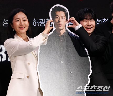 [포토] 염정아-성유빈, 허광한 등신대 볼에 하트

24일 서울 여의도 콘래드 호텔에서 열린 디즈니+ 오리지널 시리즈 '노 웨이 아웃 : 더 룰렛' 제작발표회, 염정아와 성유빈이 허광한의 등신대와 포즈를 취하고 있다.

⫬ㅋ⫬ㅋ⫬ㅋ⫬ㅋ⫬ㅋ⫬ㅋ⫬ㅋ⫬ㅋ⫬ㅋ⫬ㅋ⫬ㅋ⫬ㅋ⫬ㅋ⫬ㅋ⫬ㅋ⫬ㅋ⫬ㅋ⫬