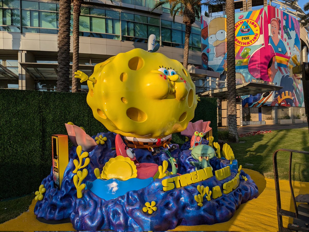 SD_Comic_Con's tweet photo. The #SDDD #Spongebob ⛲ is ready to...💦 hydrate! https://t.co/hrXYfD0NDM