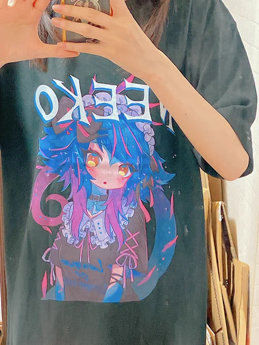 ニーコTシャツ届いた〜!! 青の発色が良すぎる…
