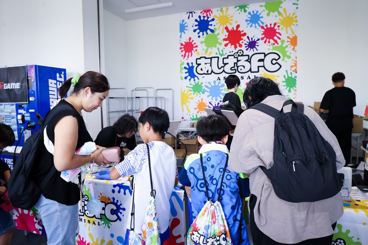 F GAME.2では100万人達成を記念したユニフォームやアクリル