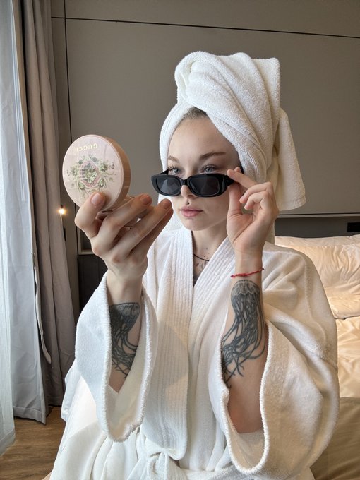 Send me a message here if you feeling chatty or horny 👇🏻❤️  https://t.co/dhJSIHcGKm https://t.co/wOL