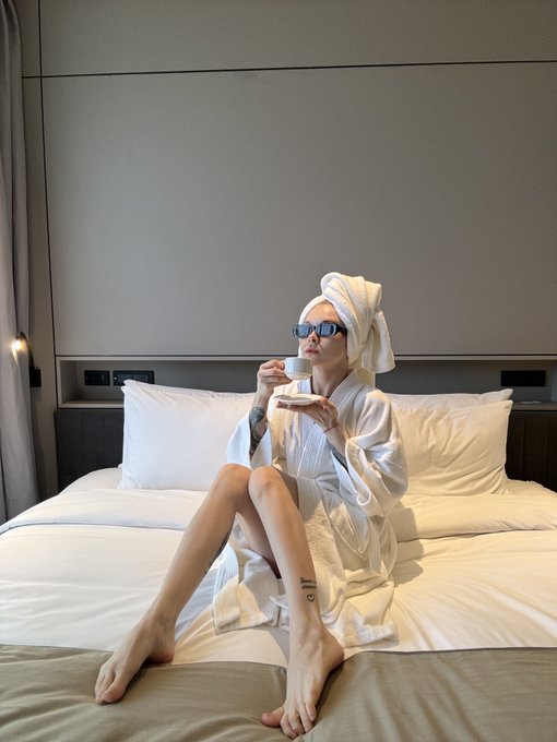 Send me a message here if you feeling chatty or horny 👇🏻❤️  https://t.co/dhJSIHcGKm https://t.co/wOL