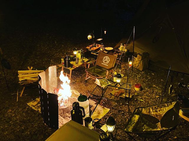 📷
#焚き火ナイト 🔥
火の暖かみが心地いい季節ももう残りわずか・・・

…このあと#ダイソージャグ が熱でベコベコになり、お気に入りのジャケットに大穴が開くことになるなど知るよしもないw

#キャンプ好きな人と繋がりたい
#焚き火好きな人と繋がりたい
#キャンプ
#焚き火
#火遊び