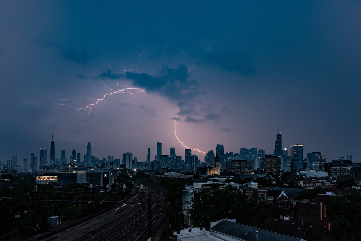 cshimala's tweet photo. Missed out photographically on the strikes that hit the Hancock and Sears tonight. This is my one solid snap. https://t.co/iRRU4FjKY1