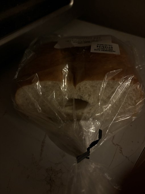 about to have myself some soup and the bread wants me to dip in a&hellip; certain spot&hellip; holy crap&hellip; https://t