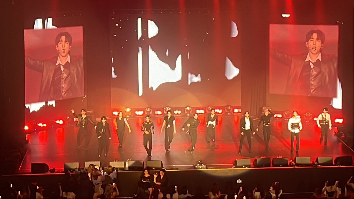 CenTexKPop's tweet image. Also, major kudos to the #ASL #interpreters down in the front. Thank you! #THEBOYZ_ZENERATION2 #THEBOYZ #DEOBI