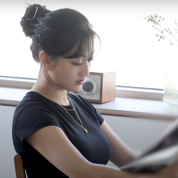 Dapet laporan kalo pacarku terpantau kesel karena parfum barunya pecah. Begini keadaannya sekarang :(