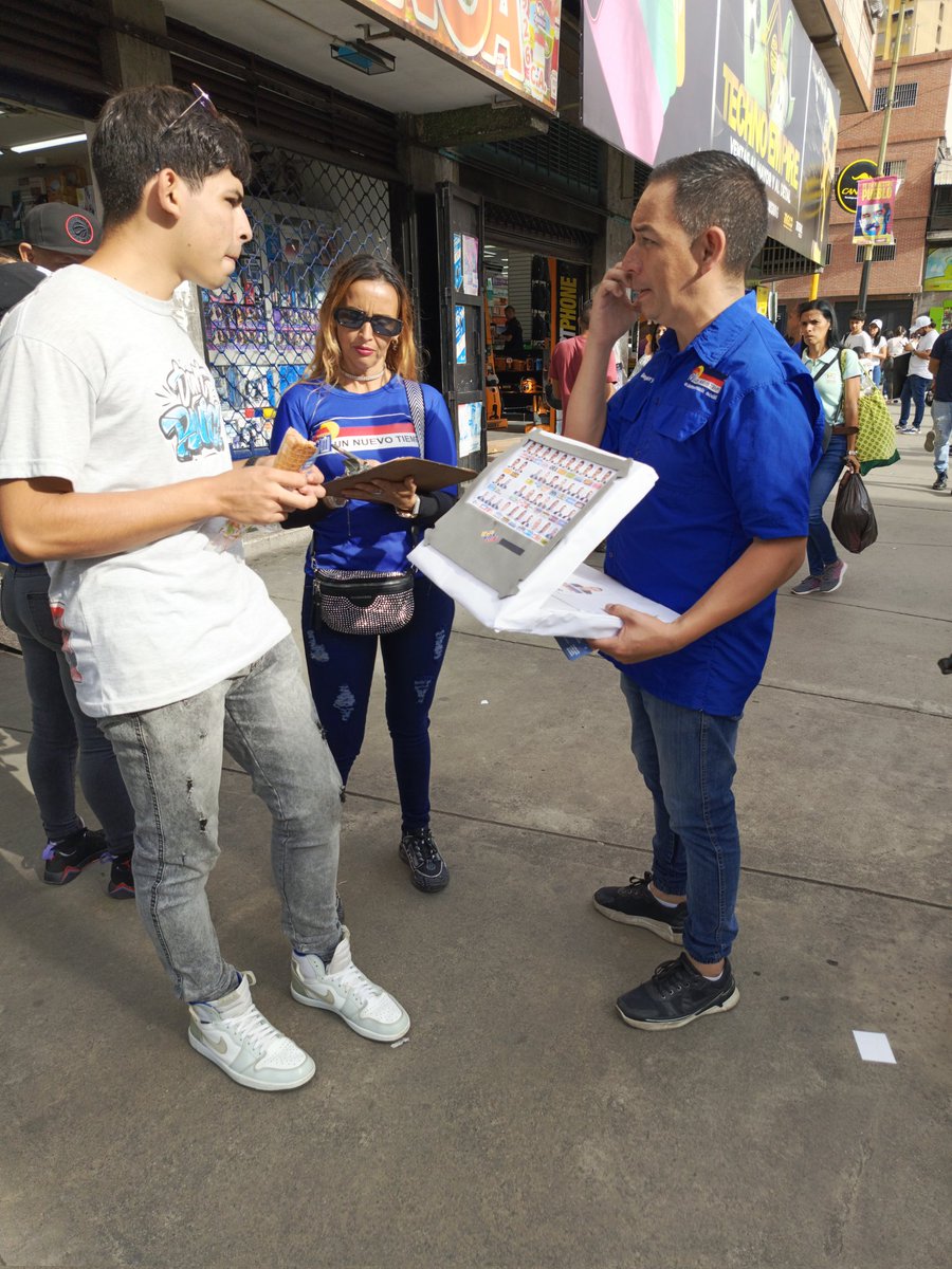 UNT_Guaicaipuro's tweet photo. #23Jul a pocos días de las #Elecciones presidencial continuamos trabajando  llevando el mensaje de nuestro candidato @EdmundoGU  de ejercer nuestro derecho al #Voto por la libertad de nuestro país #VenezuelaVaPaLante 
@untmiranda_ https://t.co/nK4QD3g5Ht