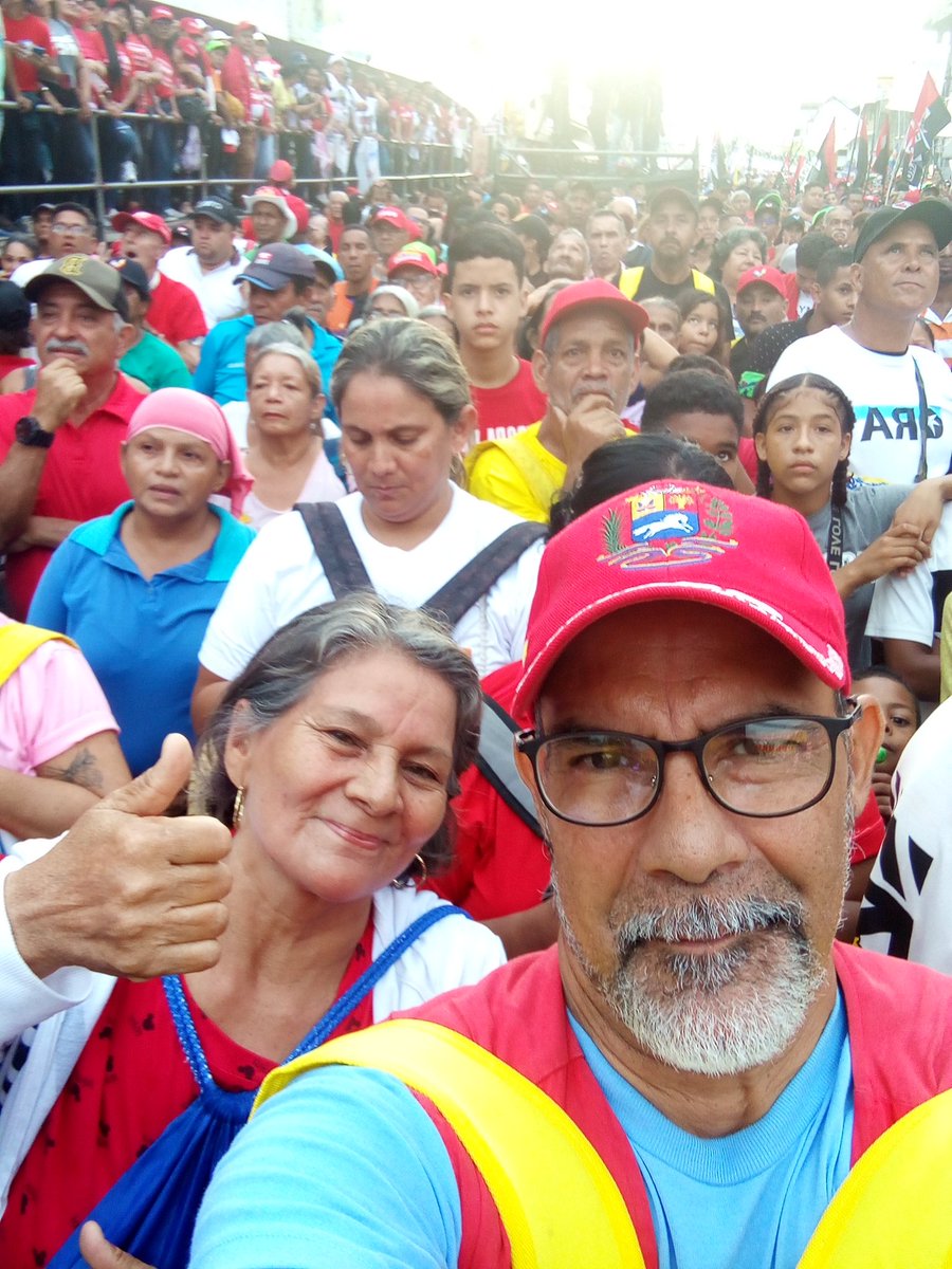 Estructura política del Punto y Circulo "Silania Peraza Uddis" P. Las Delicias presente en la histórica concentración de la avenida Bolívar de Maracay, Edo. Aragua (23/07/24), respaldando categóricamente al candidato de la patria, <a href="/NicolasMaduro/">Nicolás Maduro</a> <a href="/Soykarinacarpio/">Karina Carpio</a> <a href="/delcyrodriguezv/">Delcy Rodríguez</a>