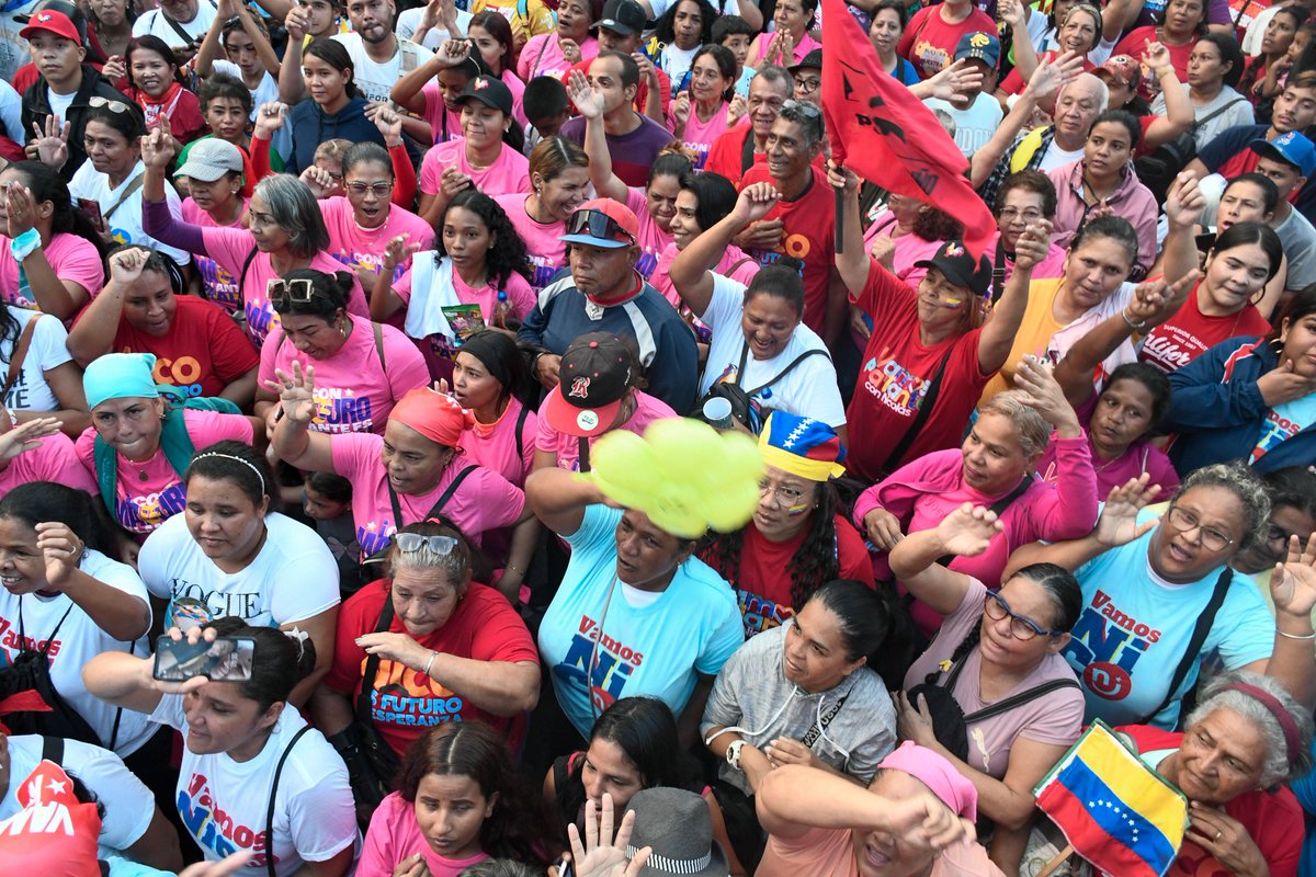 ¡Recibimos al Gallo Pinto con alegría y amor! 

Hermoso cierre de campaña en la Av. Bolívar de Maracay, el pueblo aragüeño está más consciente y leal que nunca. 

Sabemos qué con <a href="/NicolasMaduro/">Nicolás Maduro</a> tenemos esperanza, paz y unidad. 

<a href="/Soykarinacarpio/">Karina Carpio</a> <a href="/RafaelMaracay21/">Rafael Morales</a>