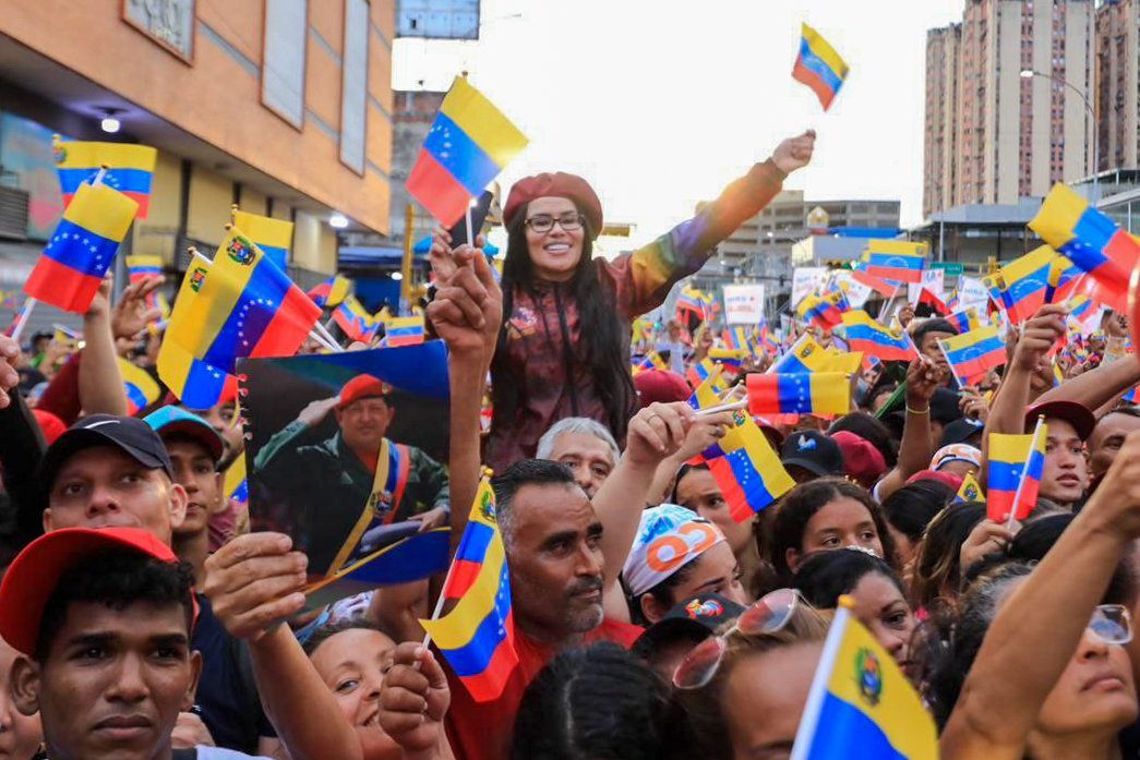 _LaAvanzadora's tweet photo. ¡Recibimos al Gallo Pinto con alegría y amor! 

Hermoso cierre de campaña en la Av. Bolívar de Maracay, el pueblo aragüeño está más consciente y leal que nunca. 

Sabemos qué con @NicolasMaduro tenemos esperanza, paz y unidad. 

@Soykarinacarpio @RafaelMaracay21 https://t.co/wIg9JmGaNb