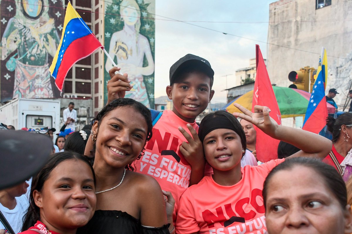 _LaAvanzadora's tweet photo. ¡Recibimos al Gallo Pinto con alegría y amor! 

Hermoso cierre de campaña en la Av. Bolívar de Maracay, el pueblo aragüeño está más consciente y leal que nunca. 

Sabemos qué con @NicolasMaduro tenemos esperanza, paz y unidad. 

@Soykarinacarpio @RafaelMaracay21 https://t.co/wIg9JmGaNb