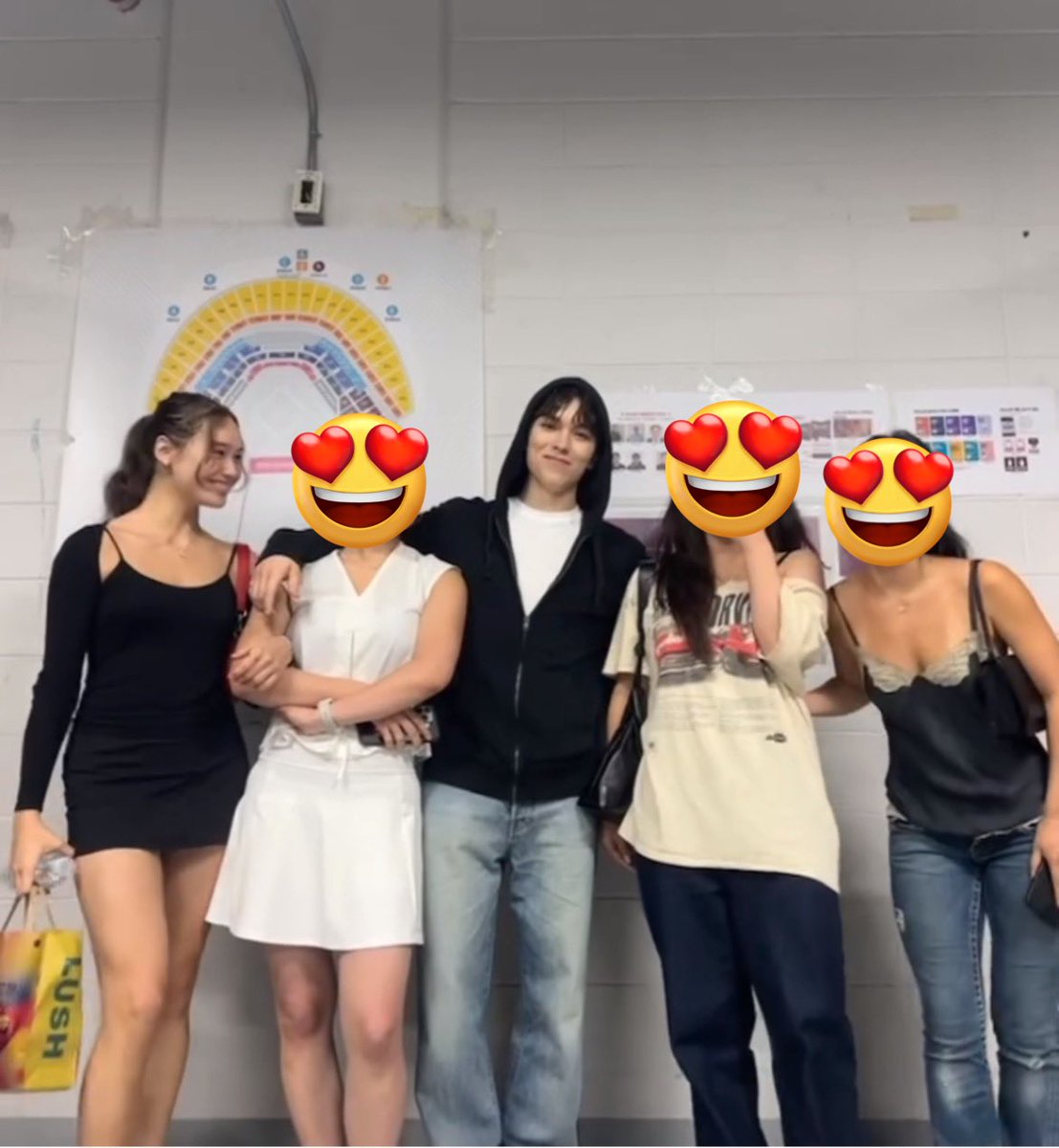 vernonlovebot's tweet photo. OMG VERNON WITH SOFIA AND HER FRIENDS ??? SO CUTE https://t.co/uW81AcXUh9