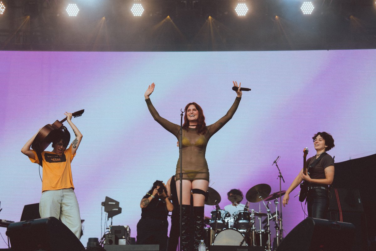 Live Recap: Cathartic connection was the theme of Sunday at #p4kfest, with some of the acts performing part of their set in the middle of the audience. Oh and <a href="/Alanis/">Alanis Morissette</a> brought out <a href="/whereisMUNA/">shit chasin</a> to sing "Ironic." Read the full recap here:
anchrmagazine.com/gigswedig/2024…