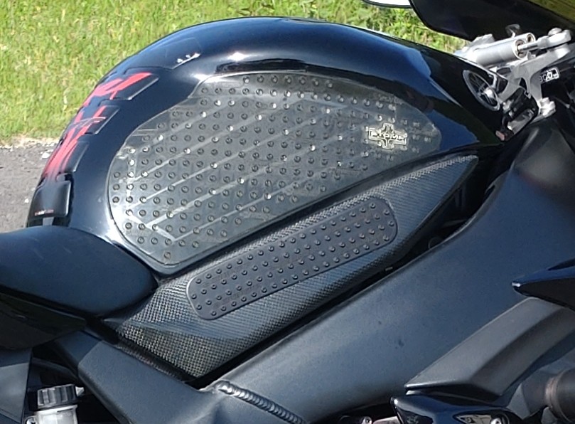 nitro_norisuke's tweet image. こう暑いとタンクに貼るパッドが剥がれるのよね、この前下のが剥がれかけた
上のはすでに両面テープなんだがそっちもずれる

ストンプグリップはそんなもんだが他メーカーはどうかね？

#STOMPGRIP