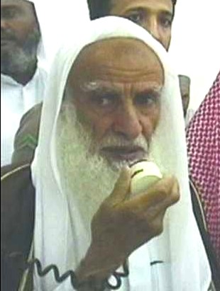 ALfalehaaa's tweet image. كان الشيخ ابن باز رحمه الله أوّل أمْرِه لا يَرَى جواز التصوير بالفيديو، وكان إذا سُئل عنه يتوقّف، ولكنّه يقول:(يُفْتِي بجوازه ابن جبرين وابن عثيمين).. اهـ.
وهذا مِن تواضعه رحمه الله وتيسيره على المُستفتي، ومِن المعلوم أنّ الشيخ ابن باز رحمه الله تراجع عن تحريمه فيما بعد، وأفتى…