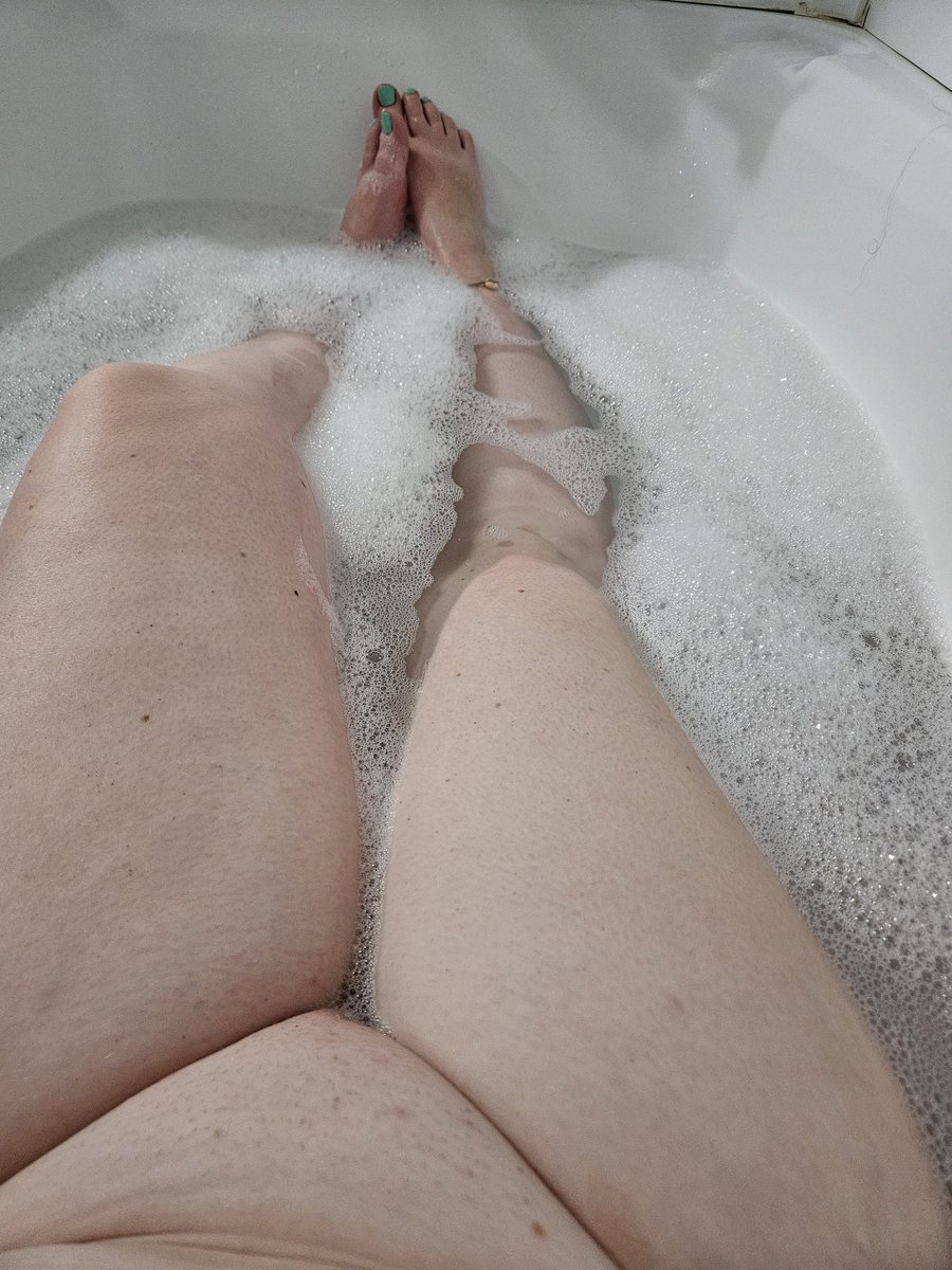 realredhead92's tweet photo. Relaxing in the tub 😘 https://t.co/KiCooBaIlq