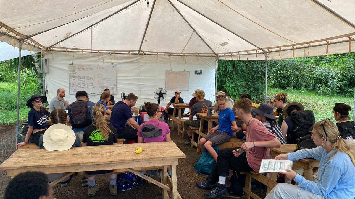 Camp_CostaRica's tweet photo. #TeamMapache at their first camp. They are getting a small briefing before starting with the projects. #CampCNN 
@CampsInt https://t.co/F0J5WI6XKu