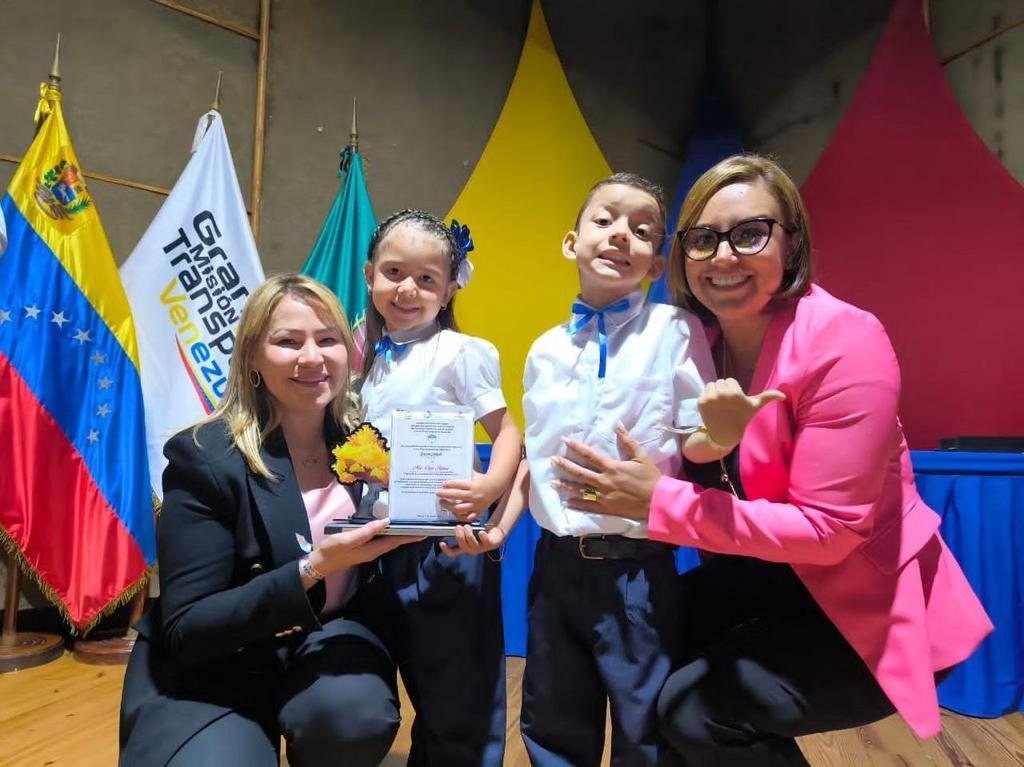 brigadaoriente's tweet photo. 2/2 El acto fue celebrado en el auditorio del edificio Metro de Caracas, allí 20 niños y 15 niñas, se les otorgó sus diplomas y medallas como constancia de haber culminado con éxito su primera etapa educativa.

📝https://t.co/77A3S8mTYI

#AfirmativoYPaLante https://t.co/NQwhFE9eUH